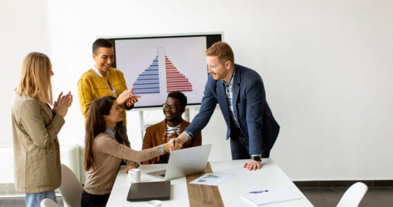 Équipe professionnelle collaborant sur un projet de direction d'entrepôt de données de santé avec Beaver IT.