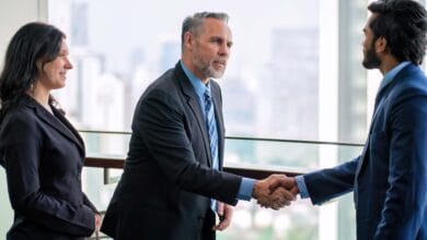 Un directeur IT serrant la main d'un client, illustrant le service Part-Time DSI proposé par Beaver IT.