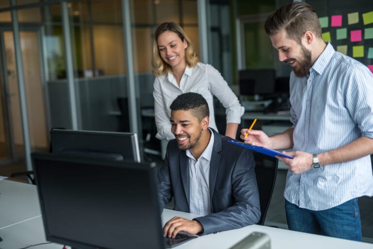 Équipe IT collaborant sur un projet stratégique, illustrant le service Part-Time DSI proposé par Beaver IT.